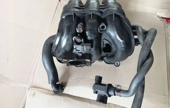 Toyota Yaris Intake manifold 1KR