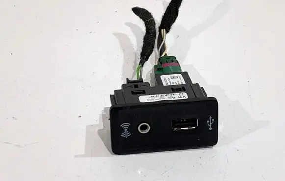 Volkswagen Golf VII USB socket connector 5G0035222E
