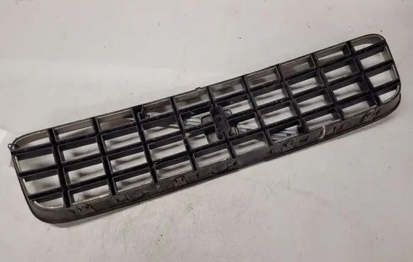 Volvo XC90 Front bumper upper radiator grill 8620641