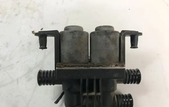 BMW 5 E39 Coolant heater control valve 8374995 1147412137