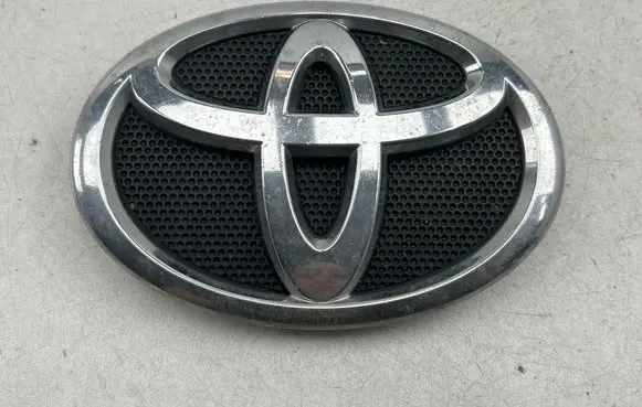 Manufacturer badge logo/emblem