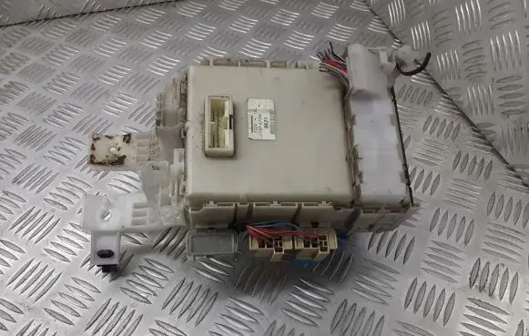 Toyota Yaris Fuse box cover 82730-52700