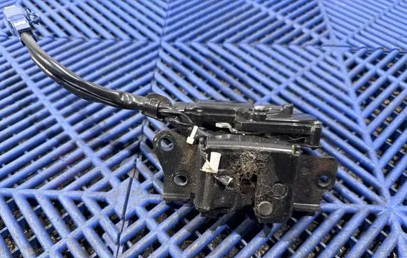 Loading door lock