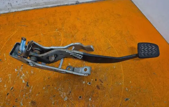 Toyota Yaris Brake pedal 