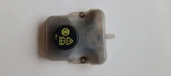 Mazda 5 Brake fluid reservoir C23643550