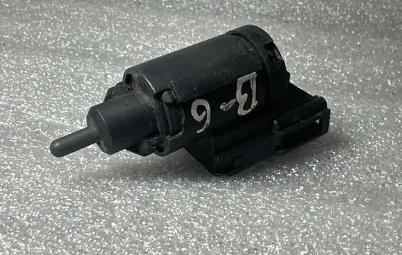 Audi A4 S4 B6 8E 8H Brake pedal sensor switch 8E0945515