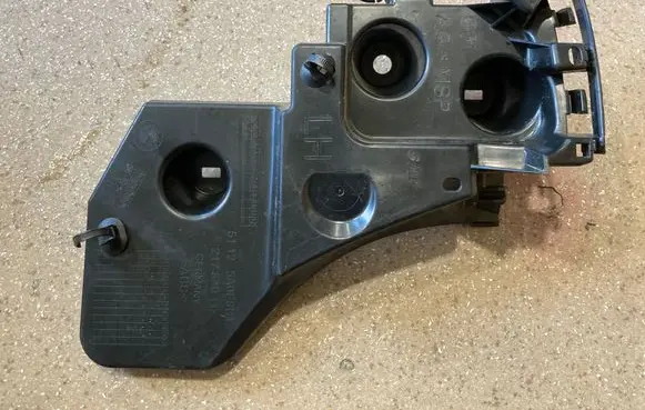 BMW 5 G60 Rear bumper mounting bracket 5A0F8B1 G61