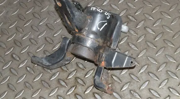 Toyota Prius (XW30) Engine mount bracket
