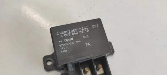 Mercedes-Benz E W211 Charging relay A0025423819 Q02 V23132A2001X14