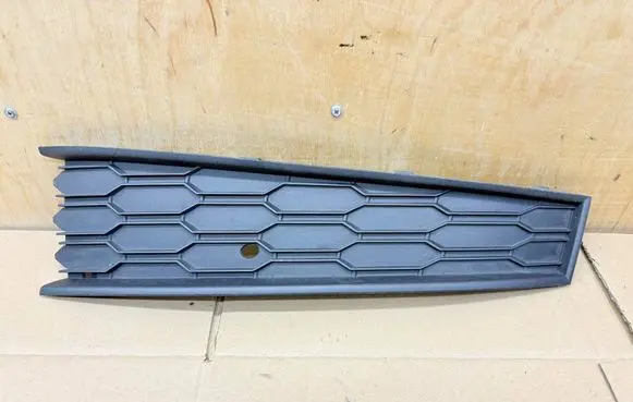 Skoda Scala Front bumper lower grill 657807682A