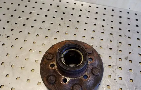 Opel Frontera A Rear wheel hub