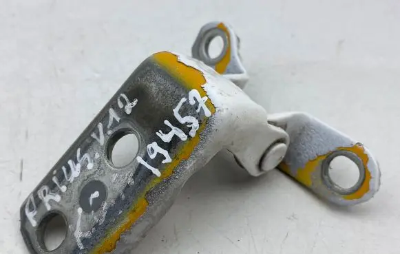 Toyota Prius+ (ZVW40) Rear door lower hinge