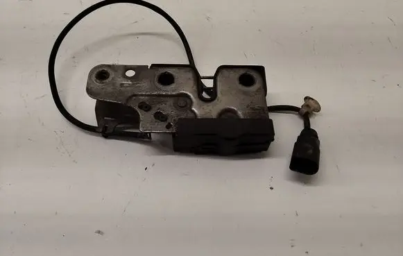 Volkswagen PASSAT B6 Engine bonnet (hood) release handle 3C1823187