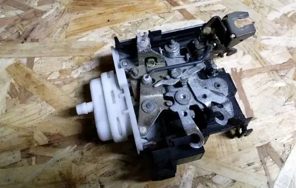 Audi A4 S4 B5 8D Front door lock 8D1837016F