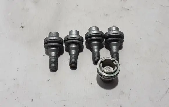 Peugeot 5008 Nuts/bolts 