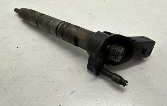 Mercedes-Benz CLS C218 X218 Fuel injector A6420701187