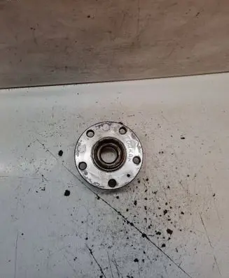 Volkswagen Touran I Rear wheel hub