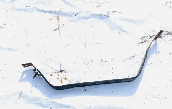 Fuel tank mounting bracket