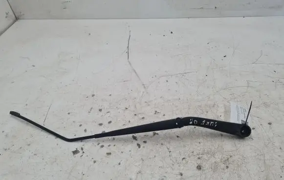 Nissan Juke I F15 Front wiper blade arm