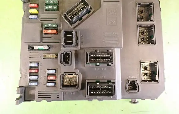 Peugeot 206 Fuse module 9653667780 S118085120E