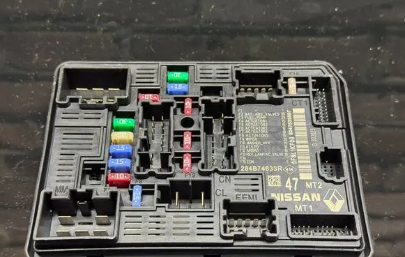Renault Clio V Fuse box set 284B74633R