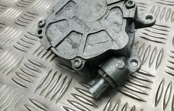 Volkswagen Golf VI Vacuum pump 03L145100F