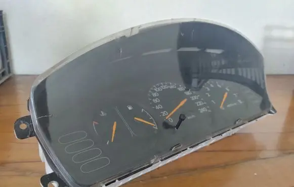 Mitsubishi Sigma Speedometer (instrument cluster) MB879684