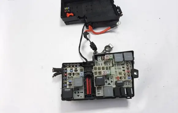 Volvo V40 Fuse module AV6T14A067AD E02345500