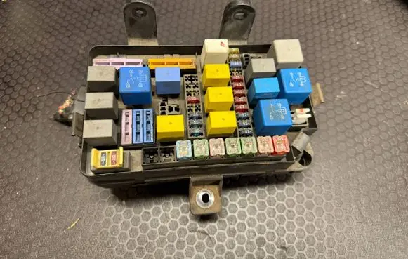 Hyundai Terracan Fuse module 0908190 220602 F043
