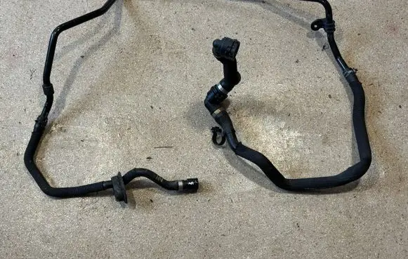 Engine coolant pipe/hose