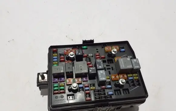 Chevrolet Silverado Fuse module 87832673