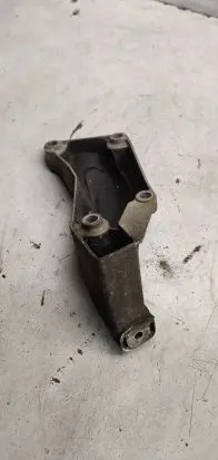 Volkswagen PASSAT B5.5 Engine mounting bracket 8d0199307p