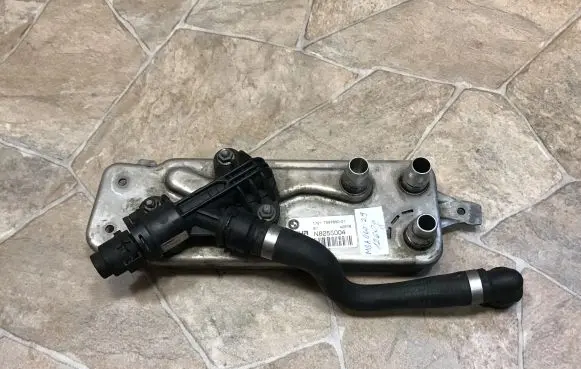 BMW 7 F01 F02 F03 F04 Engine oil radiator 7597890