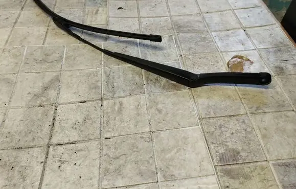 Volkswagen Golf V Windshield/front glass wiper blade 1Q1955409