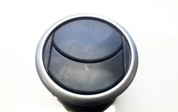 Mazda 3 I Dash center air vent grill