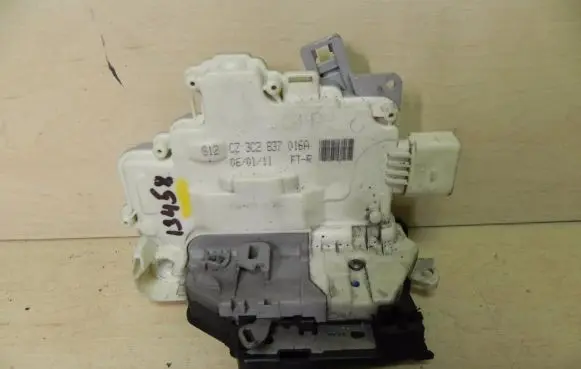 Volkswagen PASSAT B7 Loading door lock 3C2837016A I3458