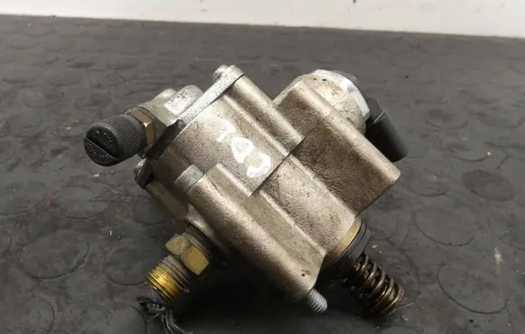 Audi A3 S3 8P Fuel injection high pressure pump 06F127025H