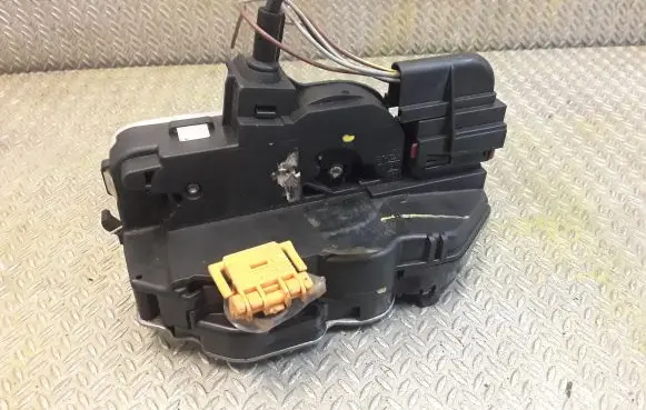 Opel Insignia A Coupe door lock (next to the handle) 3023881