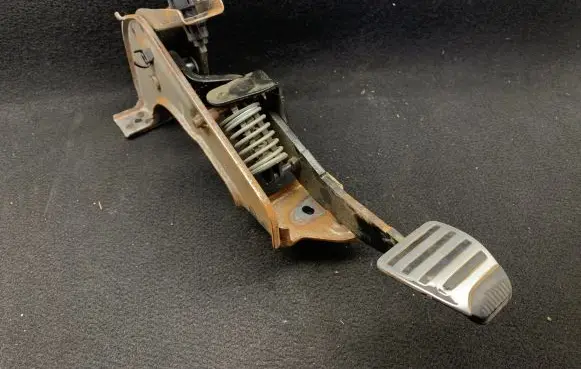 Nissan Qashqai Clutch pedal E001U50X11