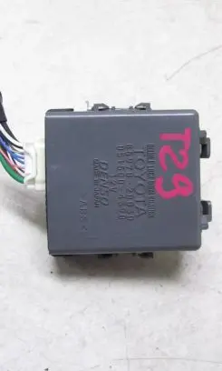 Toyota Avensis T270 Door control unit/module 8597020030