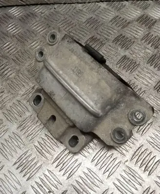 Volkswagen PASSAT B6 Engine mount bracket 3C0199555N
