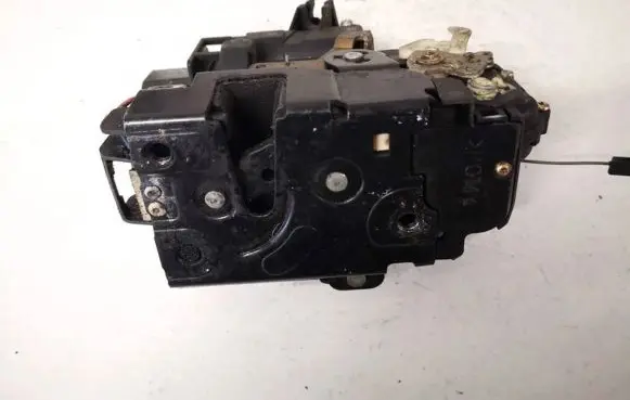 Volkswagen PASSAT B5 Front door lock