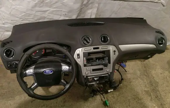 Ford Mondeo MK IV Dashboard 