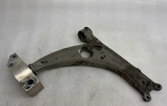 Volkswagen PASSAT B6 Front lower control arm/wishbone 3C0407753B