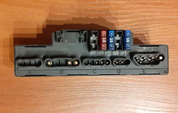 Mercedes-Benz E W210 Fuse box set 1379 A2105400372