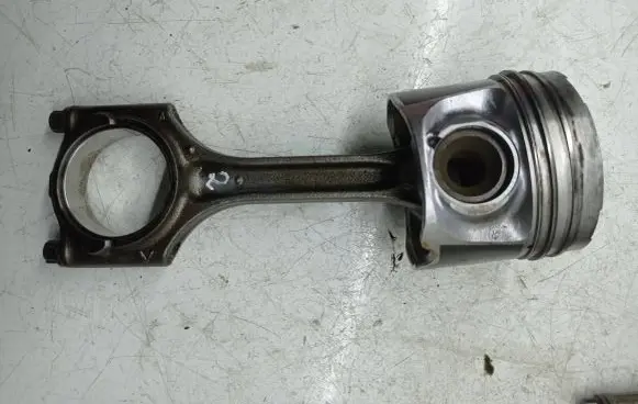 Volvo XC60 Piston with connecting rod