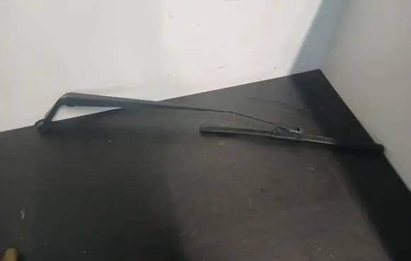 Toyota Avensis T270 Front wiper blade arm 6598
