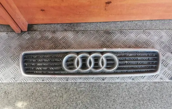 Audi A4 S4 B5 8D Front bumper upper radiator grill 8D0853651R