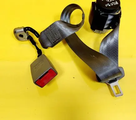 Volkswagen Polo IV 9N3 Middle seatbelt (rear) 04167054