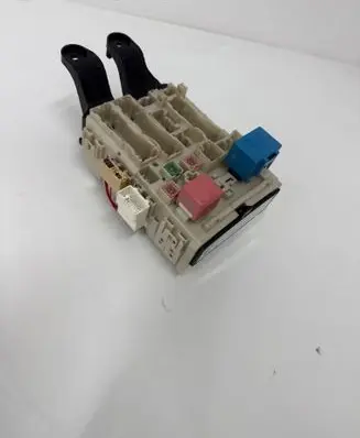 Toyota Avensis T270 Fuse module 8273005170C 15429D10